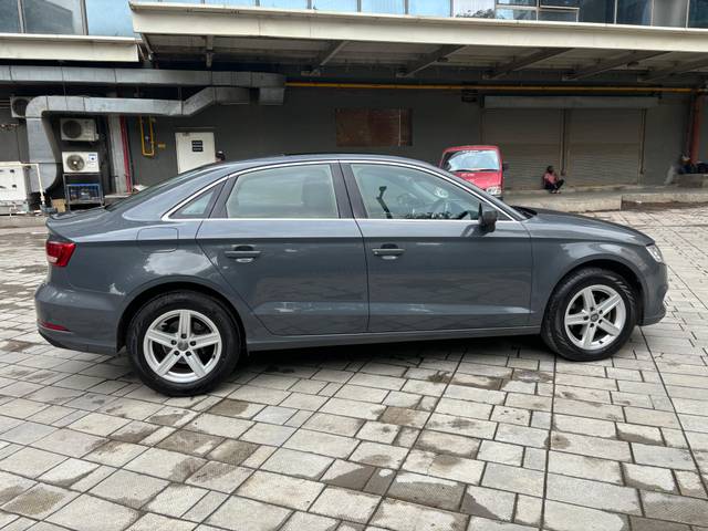 https://images10.gaadi.com/usedcar_image/4175681/original/0b438a34893571bc92d0ee7e5d07f16c.jpg?imwidth=6401