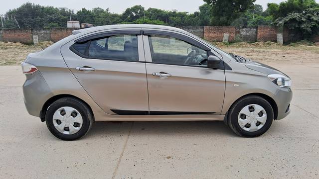 https://images10.gaadi.com/usedcar_image/4175774/original/58a5b43edf7ddc71c6f8daf4e76811cb.jpg?imwidth=6401