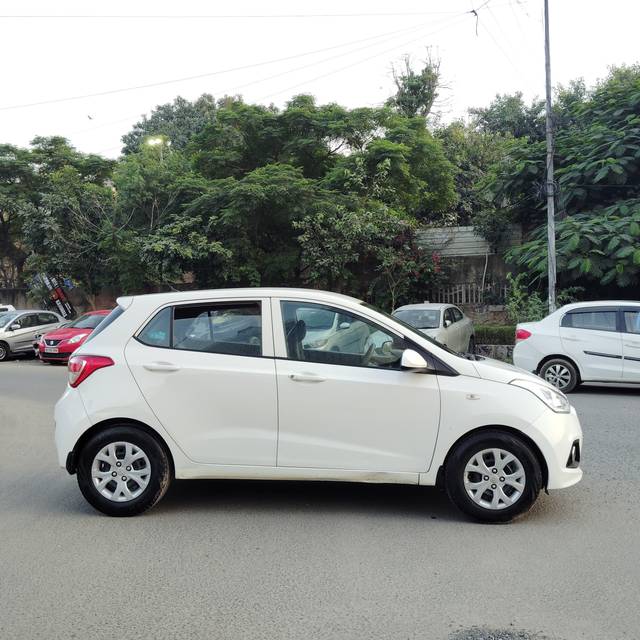 https://images10.gaadi.com/usedcar_image/4175865/original/processed_e9c596ca00ad666e0bdc9673b1d485db.jpg?imwidth=6401