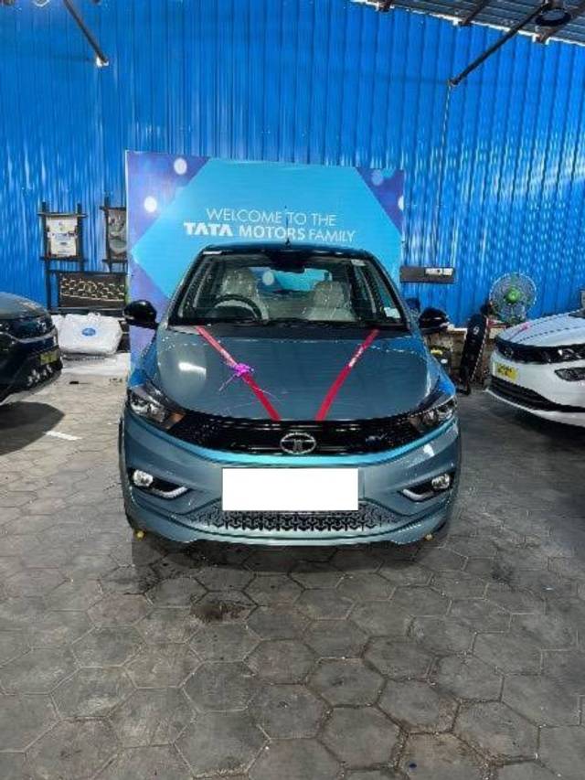 https://images10.gaadi.com/usedcar_image/4175961/original/processed_1c7812ed-6511-4bf0-8ff0-3dbd90c30aba.jpg?imwidth=6400