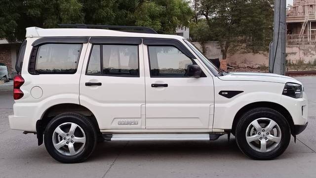 https://images10.gaadi.com/usedcar_image/4175998/original/processed_190a9e55d9bf18bc1cc8a4be6bba7cab.jpg?imwidth=6401