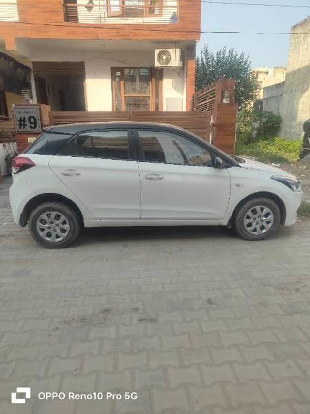 https://images10.gaadi.com/usedcar_image/4176017/original/processed_59c24a8b-a566-4648-bb66-55b82e7ba947.jpg?imwidth=6401