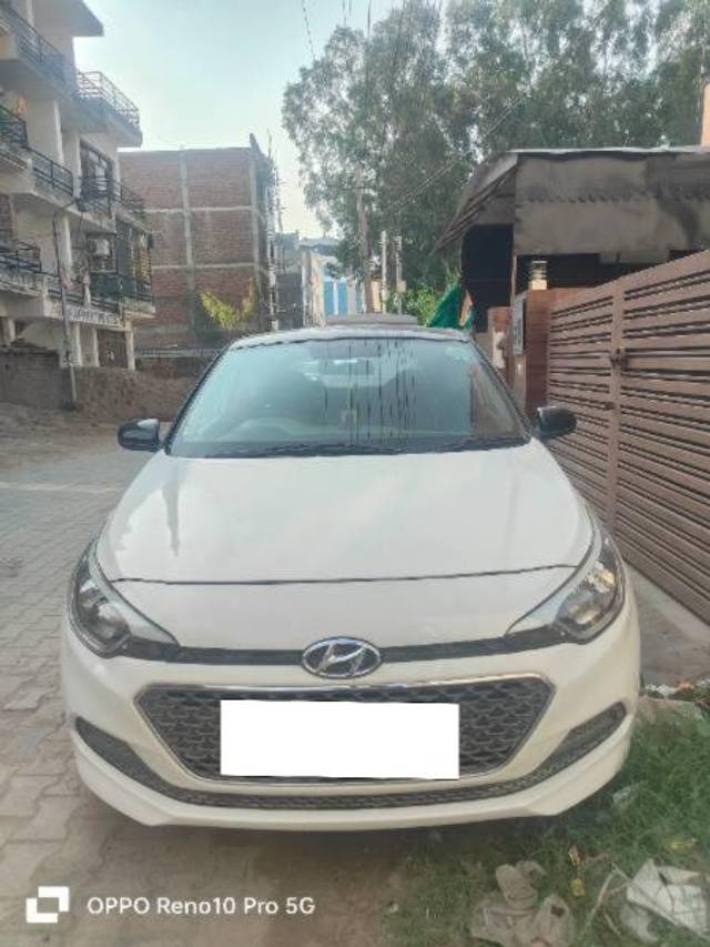 https://images10.gaadi.com/usedcar_image/4176017/original/processed_d99d2907-909b-491e-930f-bd96c4441dce.jpg?imwidth=6400