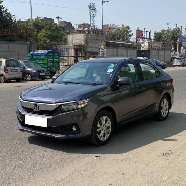 https://images10.gaadi.com/usedcar_image/4176111/original/processed_92bf99b0b2d8eb8c5a71177adf02d240.jpg?imwidth=6400