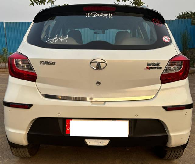 https://images10.gaadi.com/usedcar_image/4176200/original/processed_e63fb58b5af4774b626996bcb5bb038f.jpg?imwidth=6402