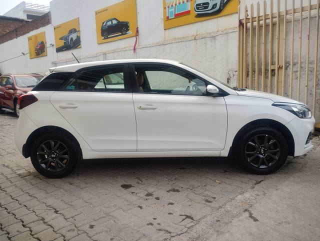 https://images10.gaadi.com/usedcar_image/4176389/original/processed_28fb8a2ee608ee9163adb4c5957dc670.jpg?imwidth=6401