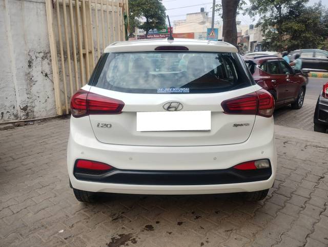 https://images10.gaadi.com/usedcar_image/4176389/original/processed_b5692486fb77ea9d6ebbcd8898c72264.jpg?imwidth=6402