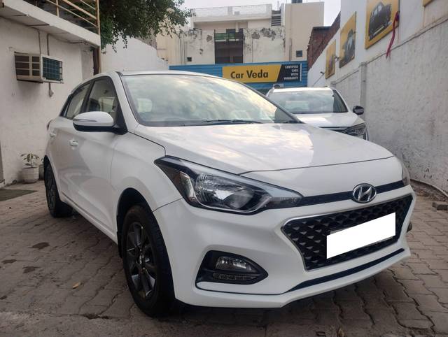 https://images10.gaadi.com/usedcar_image/4176389/original/processed_d61fb44c352b9ea1750ae0c512a6b19e.jpg?imwidth=6400