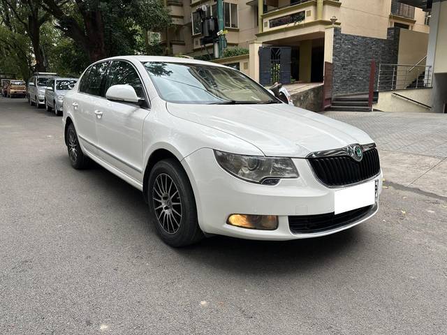 https://images10.gaadi.com/usedcar_image/4176422/original/processed_88766d465cd960ceaf1bcc6bfa1772d6.jpg?imwidth=6400