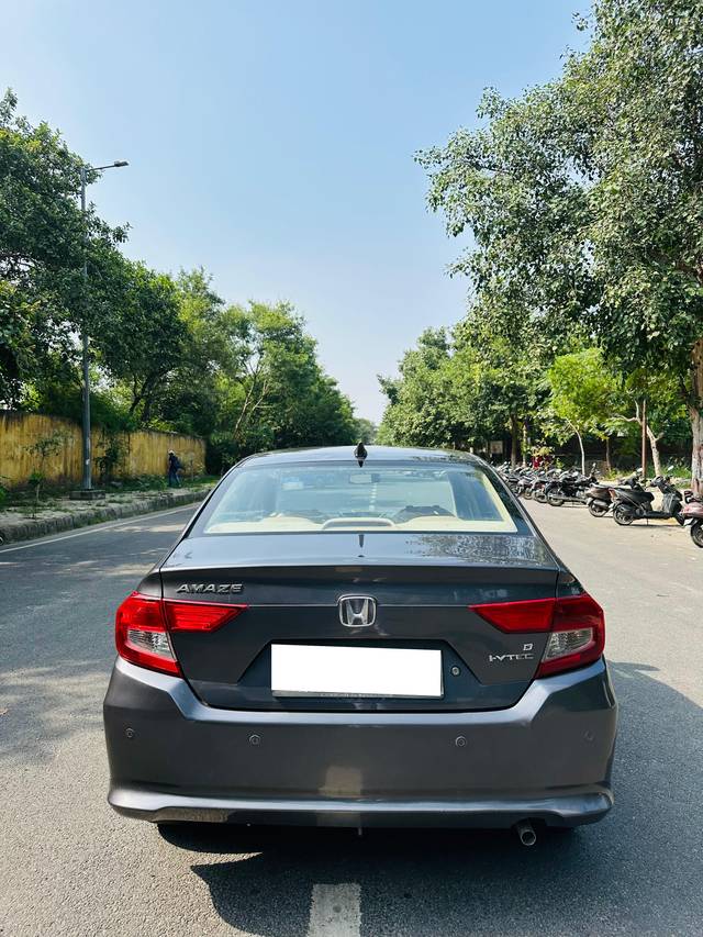 https://images10.gaadi.com/usedcar_image/4176429/original/processed_12e7cb5803612684b428d87d52484158.jpg?imwidth=6402