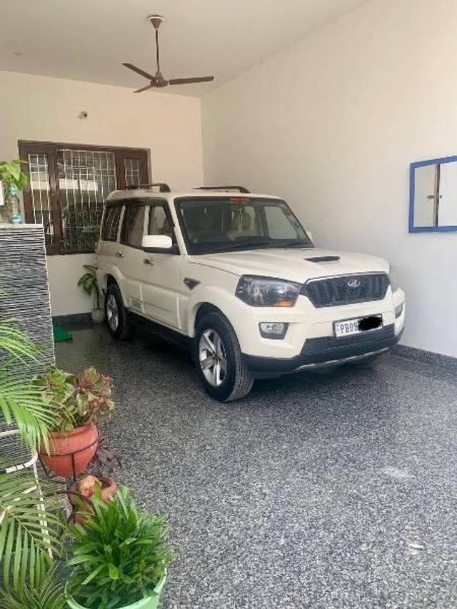 https://images10.gaadi.com/usedcar_image/4176704/original/processed_b32f1171-3c43-478f-8428-5eec3f25341a.jpg?imwidth=6400