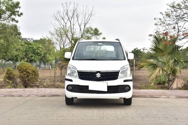 https://images10.gaadi.com/usedcar_image/4176725/original/processed_3eb92a35-9ec3-4ba0-b8eb-1779cc7e427a.jpg?imwidth=6402