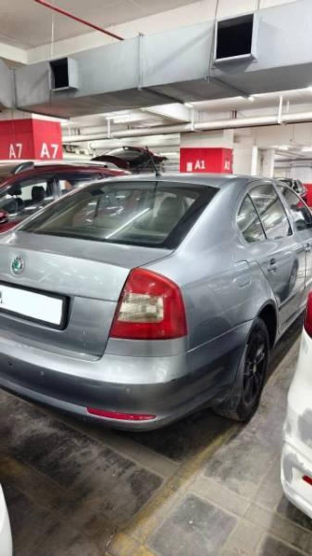 https://images10.gaadi.com/usedcar_image/4177153/original/processed_8b1b2ffa-1e30-491f-a956-a77f9fd15cb9.jpg?imwidth=6401