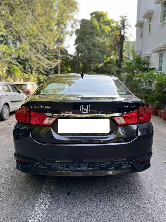 https://images10.gaadi.com/usedcar_image/4177213/original/processed_044039653086e8021662f41a59cc2de0.jpg?imwidth=6402