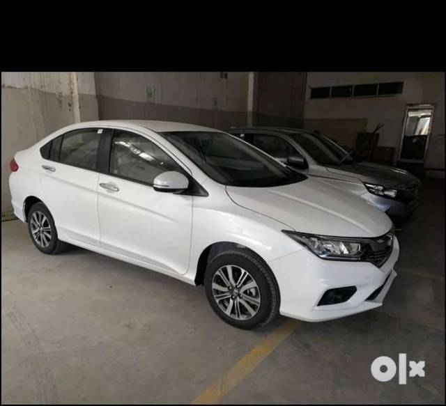 https://images10.gaadi.com/usedcar_image/4177285/original/processed_76d17a1a-ca9b-4772-af77-d25f9af7f0b2.jpg?imwidth=6400