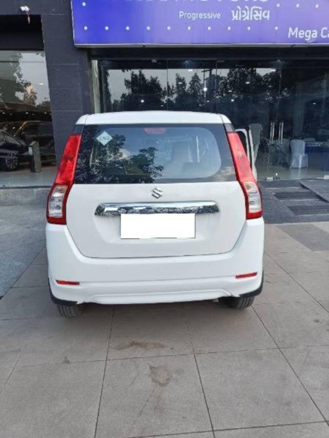 https://images10.gaadi.com/usedcar_image/4177550/original/processed_e0af3ff7-fca1-471b-8bfa-fc34a31fa3ab.jpg?imwidth=6402