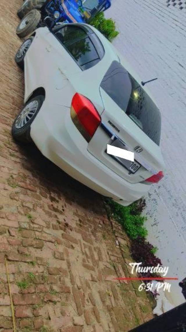 https://images10.gaadi.com/usedcar_image/4177560/original/processed_31153819-6758-445a-83f5-b484780ea1ae.jpg?imwidth=6401