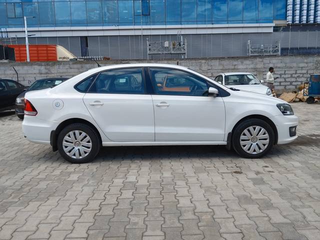 https://images10.gaadi.com/usedcar_image/4177590/original/a2cb674de189bb34ead05bc874920032.jpeg?imwidth=6401