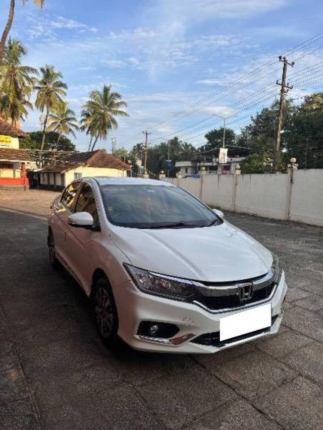 https://images10.gaadi.com/usedcar_image/4177824/original/processed_35d6f88d-8f6c-442c-82b1-50d1588196b3.jpeg?imwidth=6400