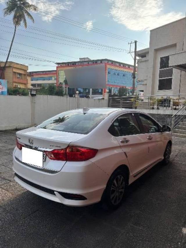 https://images10.gaadi.com/usedcar_image/4177856/original/processed_bc6ccb95-d525-4755-9b72-c06dfa04d427.jpeg?imwidth=6402