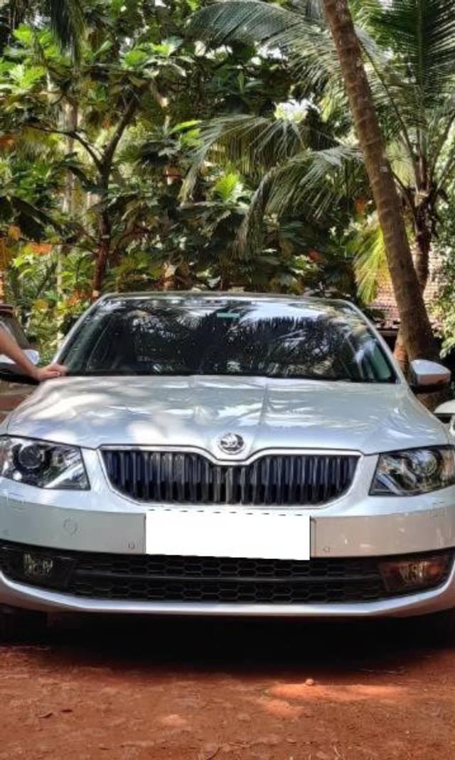 https://images10.gaadi.com/usedcar_image/4178165/original/processed_f438eca4-ca6f-4a51-b552-04c809c84266.jpg?imwidth=6400