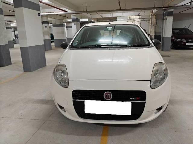 https://images10.gaadi.com/usedcar_image/4178561/original/processed_44872427-ab9a-4e45-845a-a3dd3c0d491c.jpg?imwidth=6402