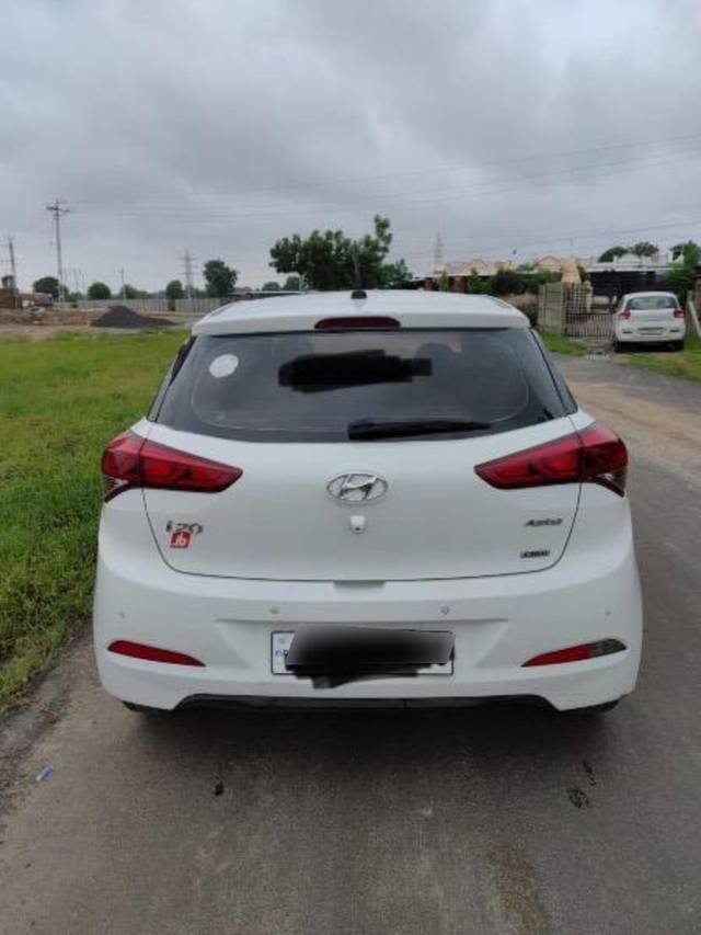 https://images10.gaadi.com/usedcar_image/4178760/original/processed_740dec42-39e5-4e51-b5b3-599cb1b68850.jpg?imwidth=6402