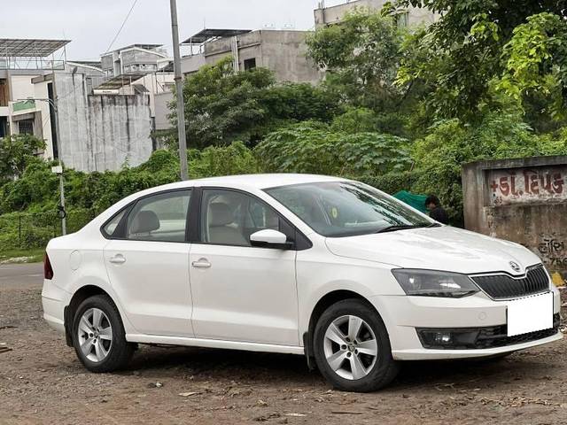 https://images10.gaadi.com/usedcar_image/4178996/original/processed_108041a5-7cf9-48ba-91d9-7aaf8cb9d686.jpg?imwidth=6400