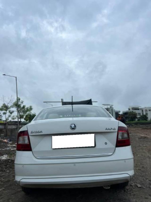 https://images10.gaadi.com/usedcar_image/4178996/original/processed_4aa55561-5b88-4b13-84a4-94729df9027d.jpg?imwidth=6402