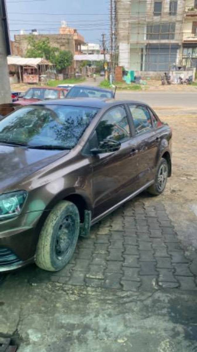 https://images10.gaadi.com/usedcar_image/4179188/original/dce061369b4fcb662fa27be1c4a54ad4.jpeg?imwidth=6401