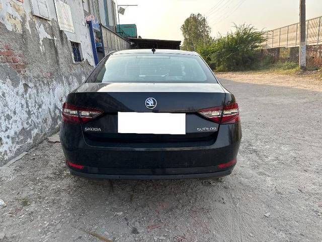 https://images10.gaadi.com/usedcar_image/4179217/original/8ac9a67af3a1ddd03cba604010bcc54c.jpg?imwidth=6400