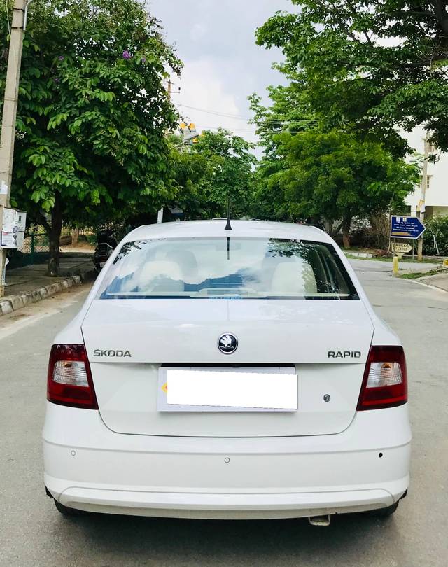 https://images10.gaadi.com/usedcar_image/4179299/original/processed_0c1942011a4c388a3a8e57be32413762.jpeg?imwidth=6402