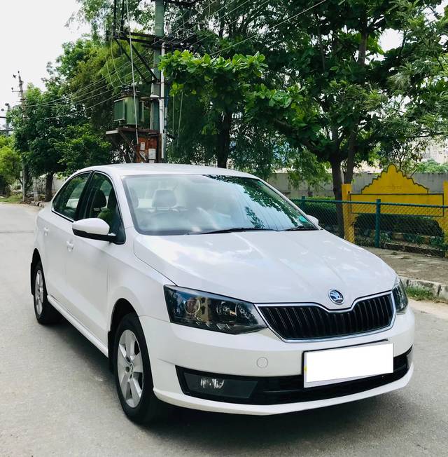 https://images10.gaadi.com/usedcar_image/4179299/original/processed_cdedd2c87f85ee0cd4a19b3c58abba2b.jpeg?imwidth=6400