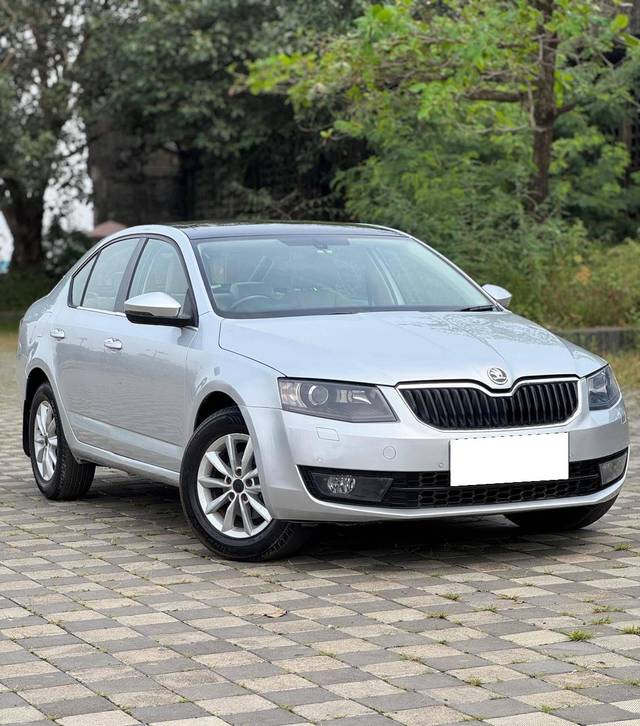 https://images10.gaadi.com/usedcar_image/4179471/original/processed_a415e11f6e80d6e7fc3bd0fa493063e4.jpg?imwidth=6400