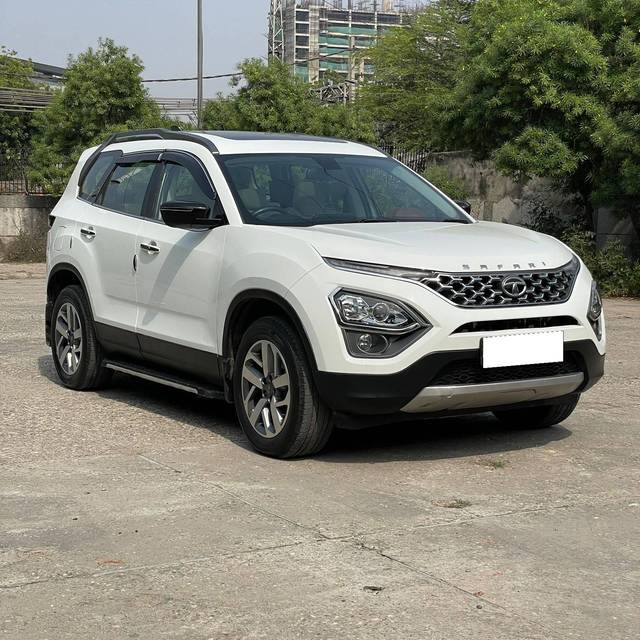 https://images10.gaadi.com/usedcar_image/4179565/original/processed_5e08eb0bbdba73e765acb716d90fa272.jpg?imwidth=6400