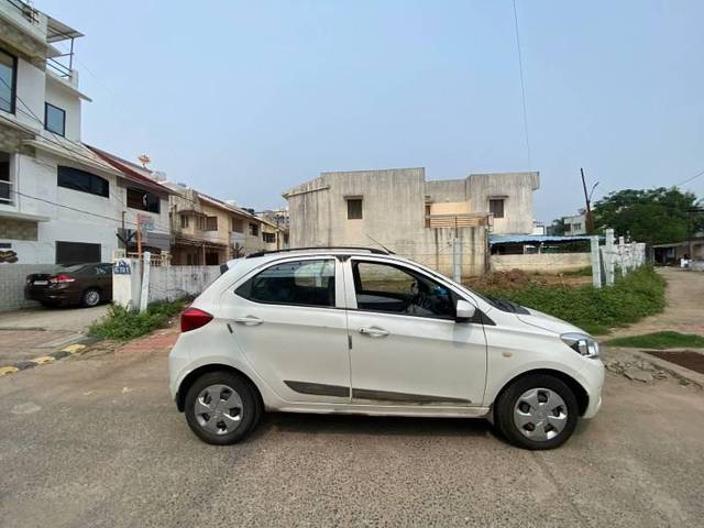 https://images10.gaadi.com/usedcar_image/4179663/original/processed_d0d0f060-15b6-4e79-acab-4d6c55b6db2b.jpg?imwidth=6401