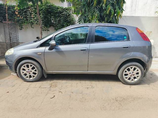 https://images10.gaadi.com/usedcar_image/4179715/original/19242d5ad061bcb82e85a9ab480b18e4.jpg?imwidth=6402