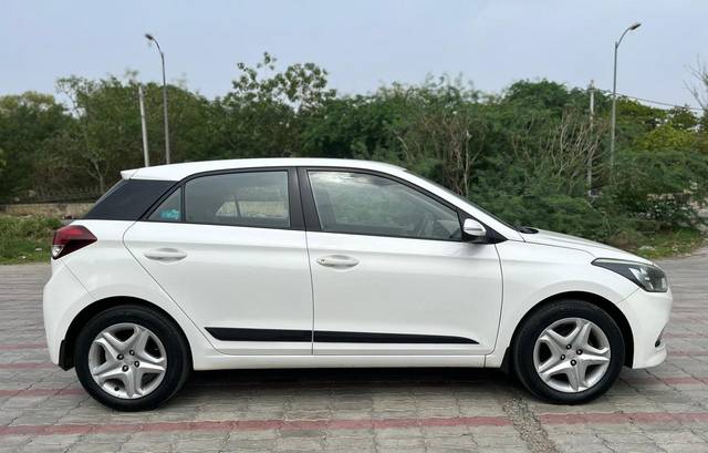 https://images10.gaadi.com/usedcar_image/4179935/original/98f7a7b07b0f1219f7f88be3989fc0e7.jpg?imwidth=6401