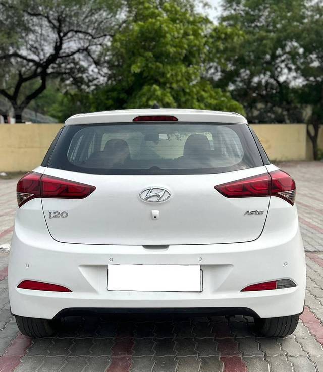 https://images10.gaadi.com/usedcar_image/4179935/original/processed_8892567a603d5544a9003dcd29557eb1.jpg?imwidth=6402