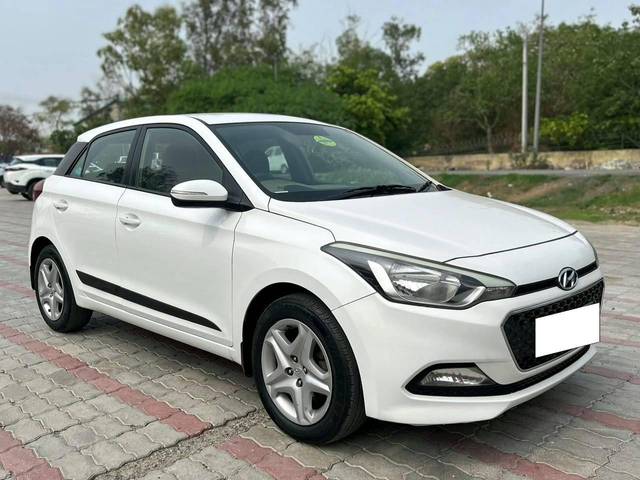 https://images10.gaadi.com/usedcar_image/4179935/original/processed_f950be53b1469dd105190b769adecbcc.jpg?imwidth=6400