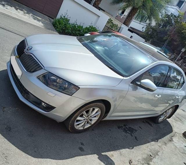 https://images10.gaadi.com/usedcar_image/4179968/original/56aaaed372fd7ce12c81899e2e3bf8b1.jpeg?imwidth=6400