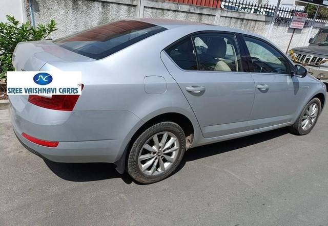 https://images10.gaadi.com/usedcar_image/4179968/original/processed_e442e67ca1cfb3a23196f92892a925be.jpeg?imwidth=6401