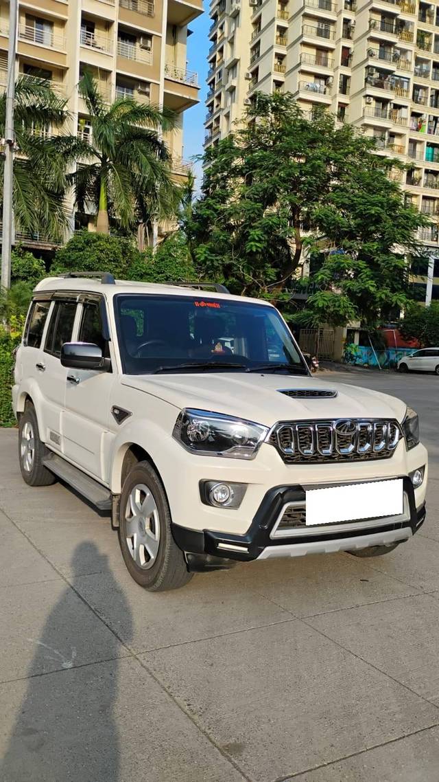 https://images10.gaadi.com/usedcar_image/4180034/original/processed_cada8ae48047a6ef0cf61ffe6508c1b2.jpg?imwidth=6400