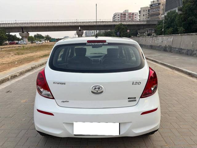 https://images10.gaadi.com/usedcar_image/4180088/original/processed_b12250dae8d73280d25e5d0334de883d.jpg?imwidth=6402