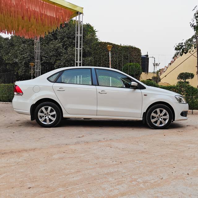 https://images10.gaadi.com/usedcar_image/4180179/original/8b36f6c1bf0fc15aac82c17a5ee146cd.jpg?imwidth=6401