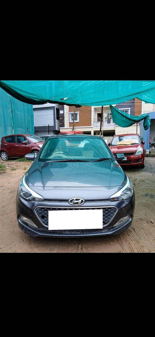 https://images10.gaadi.com/usedcar_image/4180302/original/processed_d945969fb6fde6daaa7551e7a25b3c2b.jpg?imwidth=6400