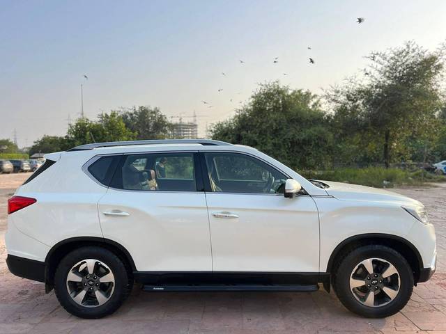 https://images10.gaadi.com/usedcar_image/4180328/original/processed_8c434f13284566f7f8ebe8cd992e4190.jpg?imwidth=6401