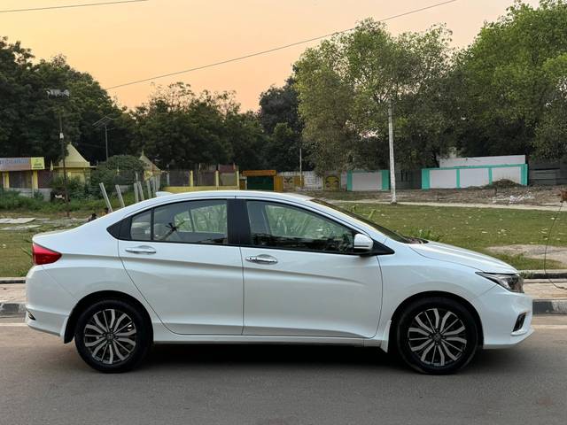 https://images10.gaadi.com/usedcar_image/4180436/original/processed_08cdc989466052437433f423c4d22a37.jpg?imwidth=6401