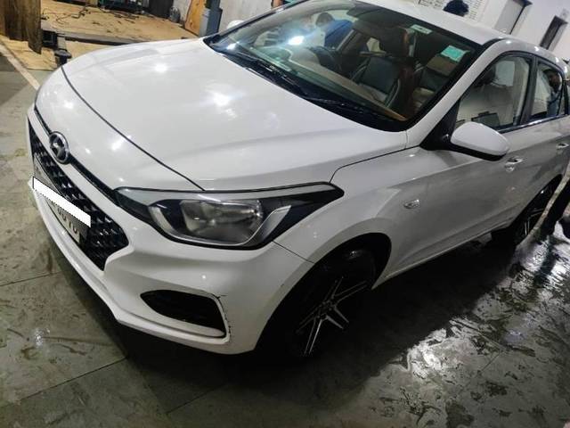 https://images10.gaadi.com/usedcar_image/4180767/original/processed_83dac929-a3f1-423e-a361-a2d9459ba72f.jpg?imwidth=6400