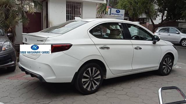 https://images10.gaadi.com/usedcar_image/4180971/original/processed_fb51ae0ea4df64aed6c72a0bacac7c1c.jpg?imwidth=6402